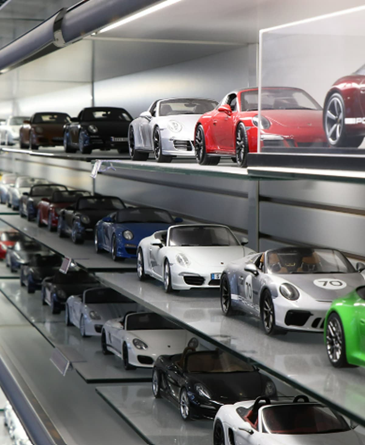 Vitrines du showroom garnies de miniatures Porsche au 1:18